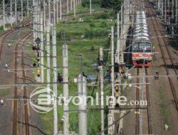 Pria Diduga Bunuh Diri dengan Menabrakkan Diri ke KRL Commuter Line di Pademangan!