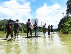 Petugas KPPS di Cianjur Tempuh Perjalanan Ekstrem Antar Logistik Pilkada dengan Rakit Bambu