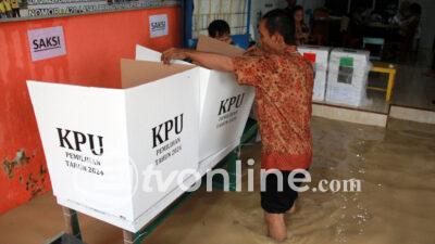 Banjir Rendam TPS, Warga Tetap Antusias Gunakan Hak Pilih pada Pilkada 2024 di Medan