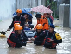 Polda Sumut Kerahkan Personel Bantu Korban Banjir dan Longsor di Medan dan Sekitarnya