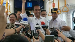 Jokowi Ajak Cucu Naik MRT Jakarta, Sebut Sangat Bermanfaat untuk Warga