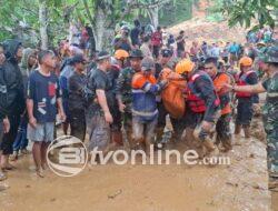 Brimob Polda Sumut Evakuasi 4 Korban Longsor di Desa Harang Julu dan Dirikan Dapur Umum Untuk Warga Terdampak