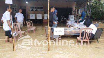 Banjir Rendam TPS di Tanjung Morawa, Pemilih Tetap Antusias Menyalurkan Hak Suara