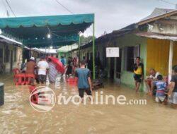 Polisi Evakuasi Warga Terendam Banjir di Medan Barat, 3 TPS dan 2 Jalan Tergenang