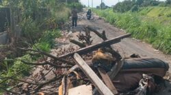 Warga Desa Mariendal 1 Blokir Jalan Bajak Sebagai Protes Pembuangan Sampah Sembarangan