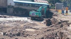 Pemkab Taput Terima Bantuan PT.NH, PT BMIS 3 Unit alat berat untuk Banjir Bandang Di Pahae